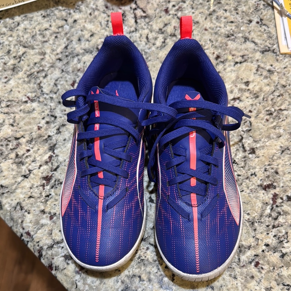 Girls turf cleats (like new!)